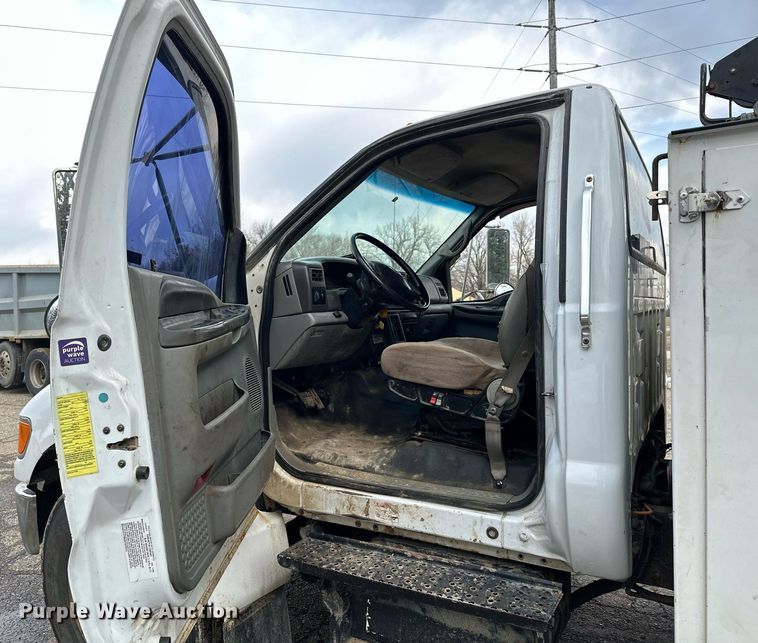 image for item KU9907 2007 Ford F750 Super Duty  utility / service truck