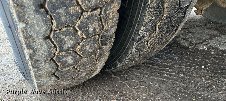 image for item KU9907 2007 Ford F750 Super Duty  utility / service truck