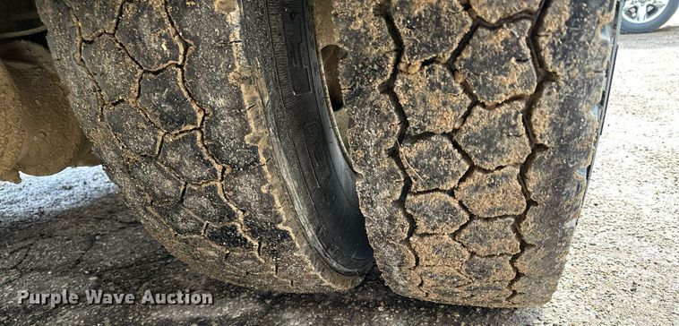 image for item KU9907 2007 Ford F750 Super Duty  utility / service truck