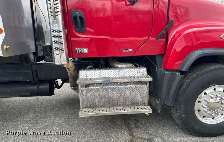 image for item KU9909 2015 Freightliner 114SD  dump truck