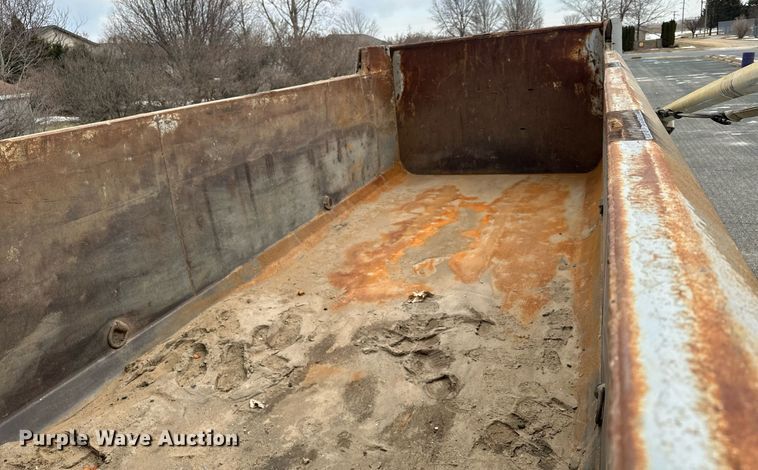 image for item KU9909 2015 Freightliner 114SD  dump truck