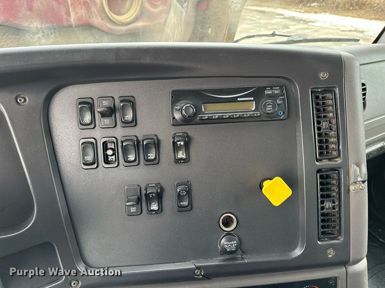 image for item KU9909 2015 Freightliner 114SD  dump truck