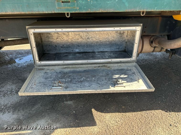 image for item KU9911 1993 International 4900  dump truck