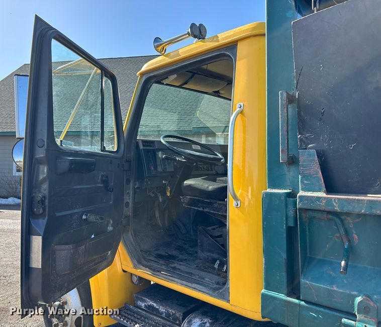 image for item KU9911 1993 International 4900  dump truck