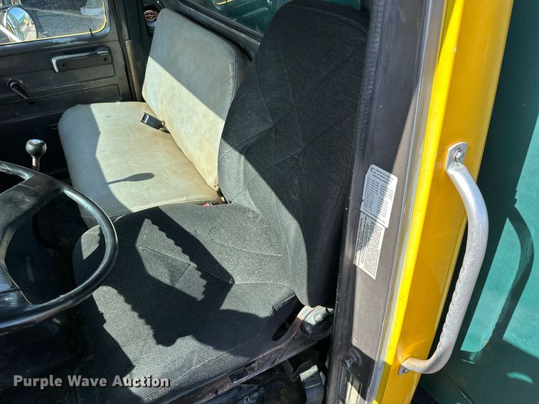 image for item KU9911 1993 International 4900  dump truck