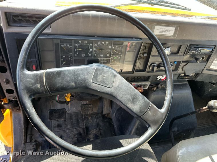 image for item KU9911 1993 International 4900  dump truck