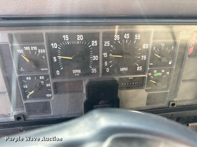 image for item KU9911 1993 International 4900  dump truck