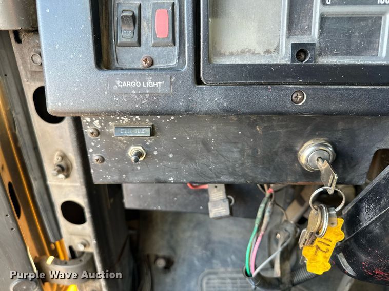 image for item KU9911 1993 International 4900  dump truck