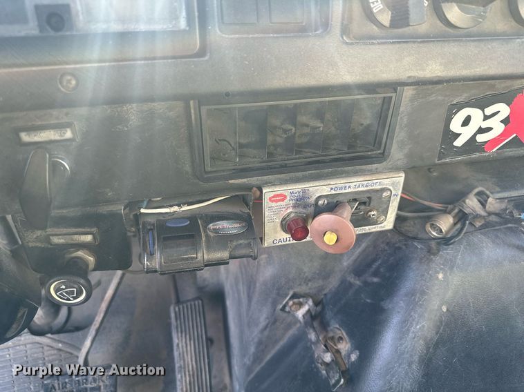 image for item KU9911 1993 International 4900  dump truck