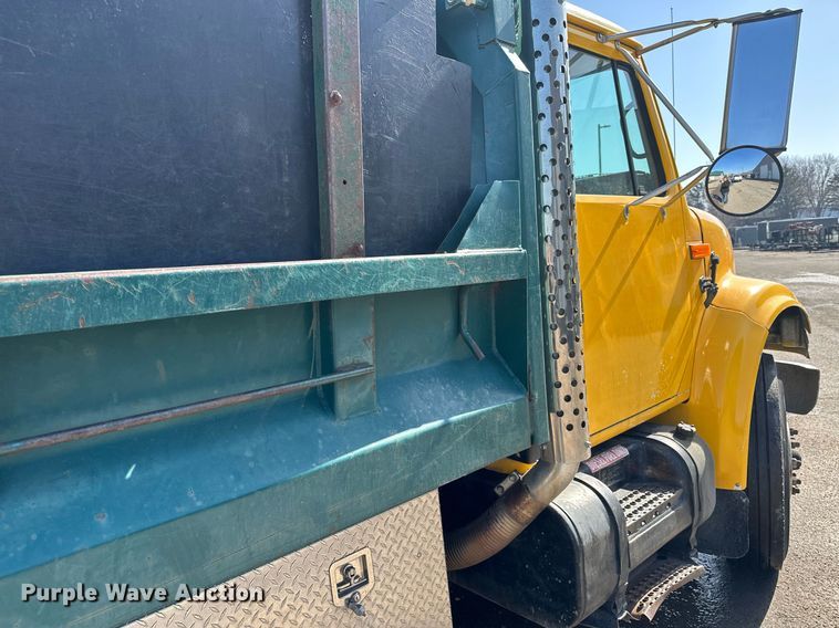 image for item KU9912 1993 International  dump truck