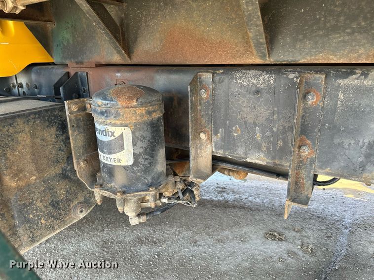 image for item KU9912 1993 International  dump truck