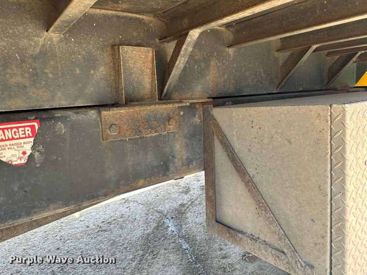 image for item KU9912 1993 International  dump truck