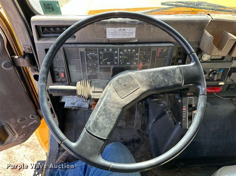 image for item KU9912 1993 International  dump truck