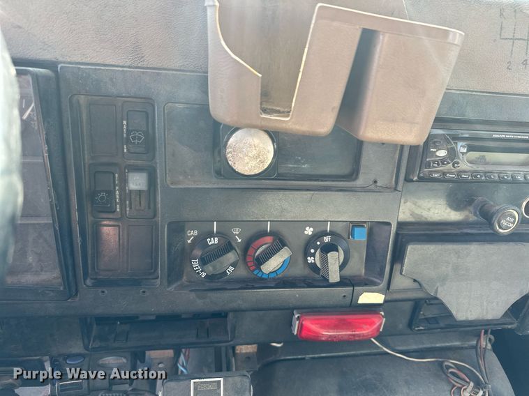 image for item KU9912 1993 International  dump truck