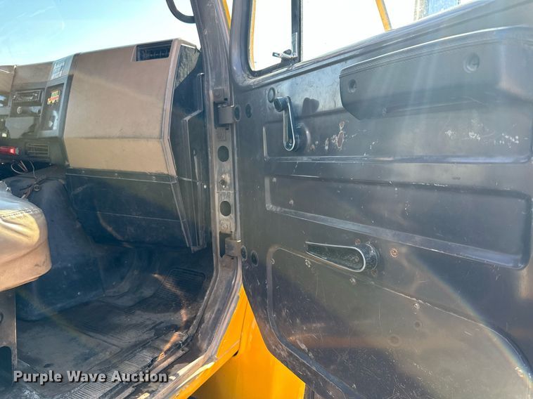 image for item KU9912 1993 International  dump truck