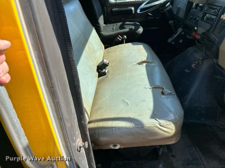 image for item KU9912 1993 International  dump truck