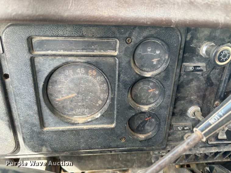 image for item KX9193 1981 International F-2654  dump truck