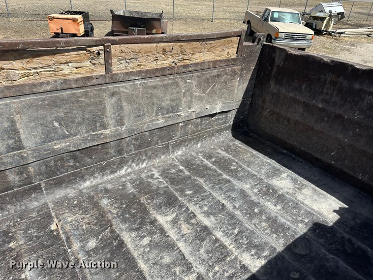 image for item KX9193 1981 International F-2654  dump truck