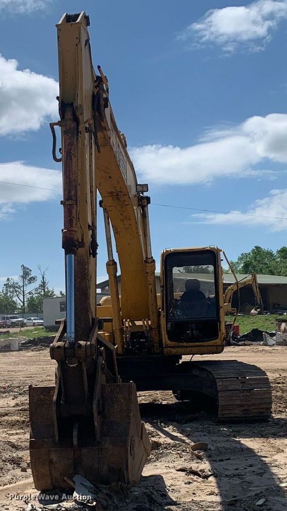 image for item LH9549 2001 John Deere 200LC  excavator