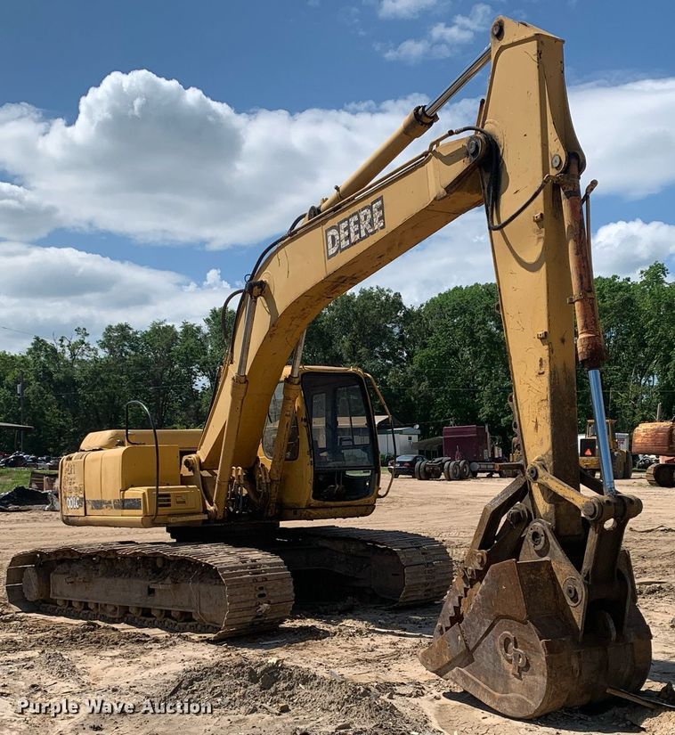 image for item LH9549 2001 John Deere 200LC  excavator