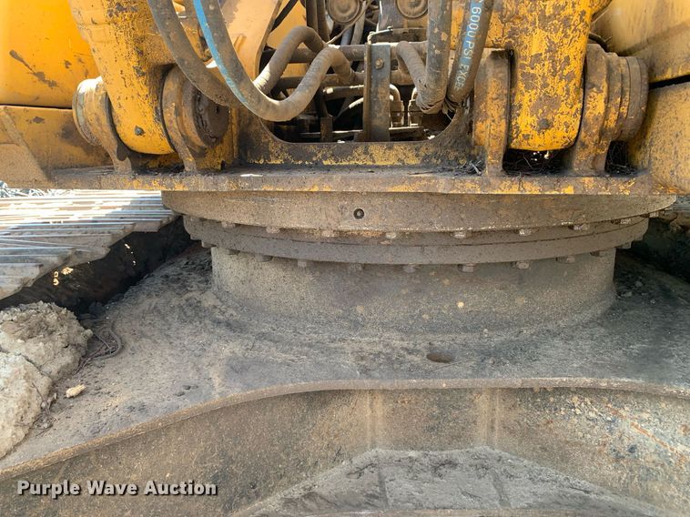 image for item LH9549 2001 John Deere 200LC  excavator