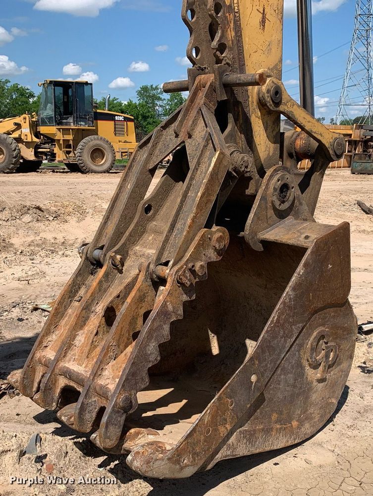 image for item LH9549 2001 John Deere 200LC  excavator