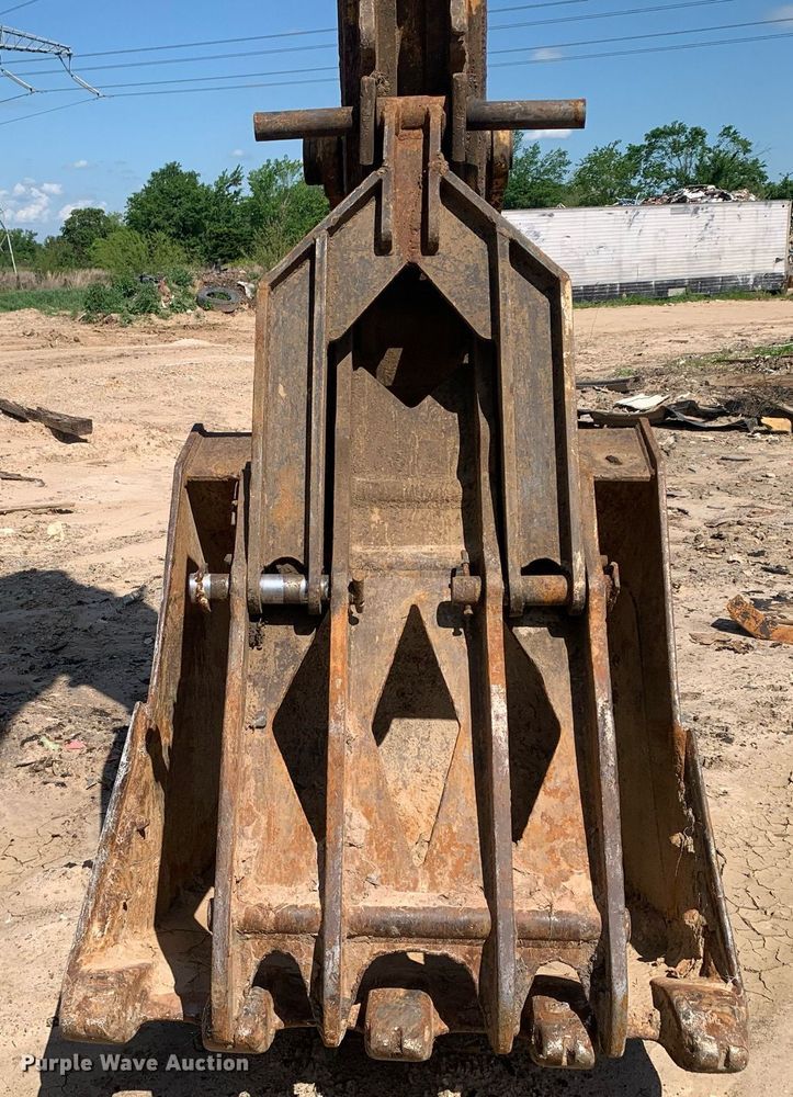 image for item LH9549 2001 John Deere 200LC  excavator