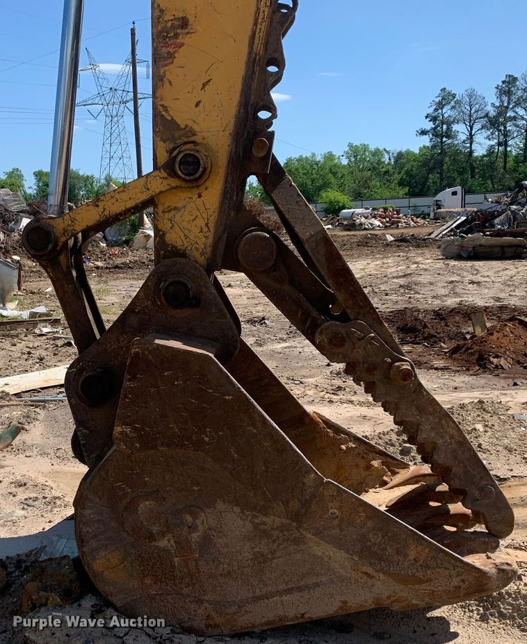 image for item LH9549 2001 John Deere 200LC  excavator