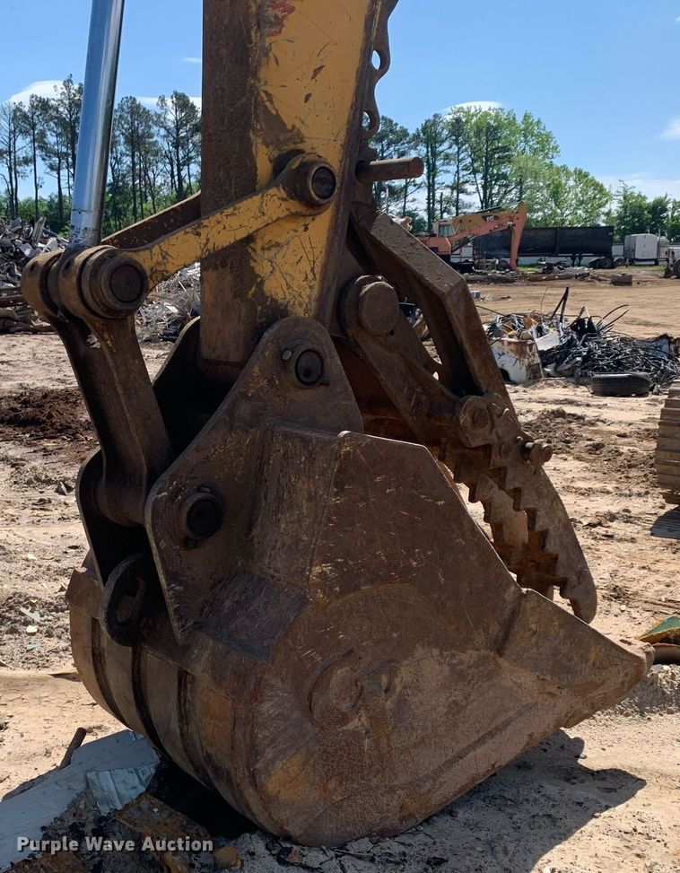 image for item LH9549 2001 John Deere 200LC  excavator