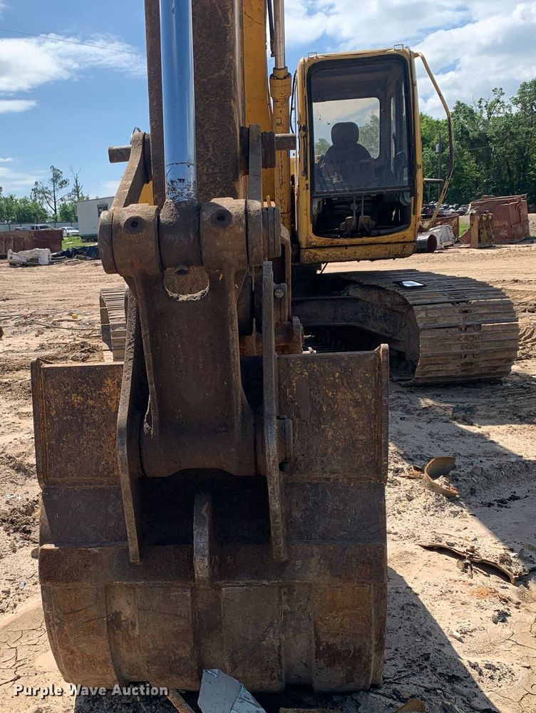 image for item LH9549 2001 John Deere 200LC  excavator