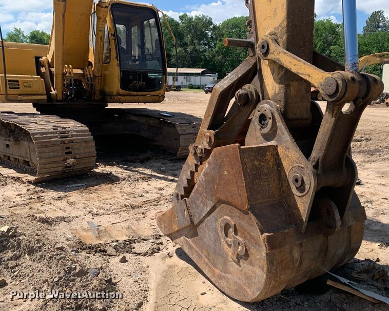 image for item LH9549 2001 John Deere 200LC  excavator