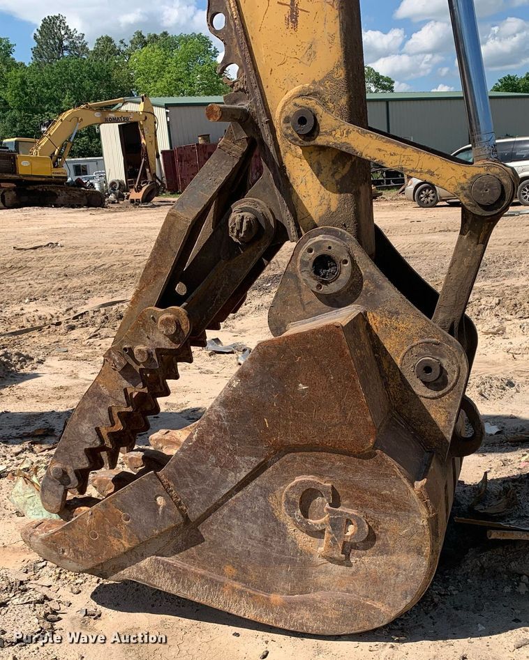 image for item LH9549 2001 John Deere 200LC  excavator