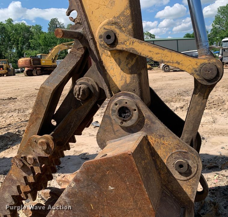 image for item LH9549 2001 John Deere 200LC  excavator