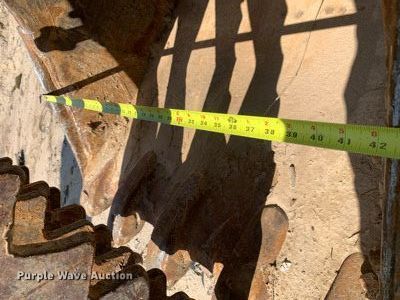 image for item LH9549 2001 John Deere 200LC  excavator