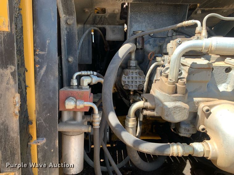 image for item LH9549 2001 John Deere 200LC  excavator