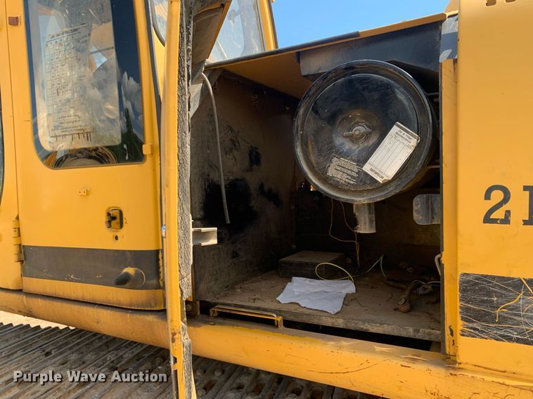 image for item LH9549 2001 John Deere 200LC  excavator