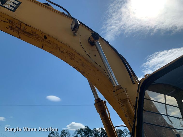 image for item LH9549 2001 John Deere 200LC  excavator