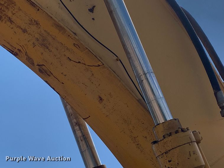 image for item LH9549 2001 John Deere 200LC  excavator