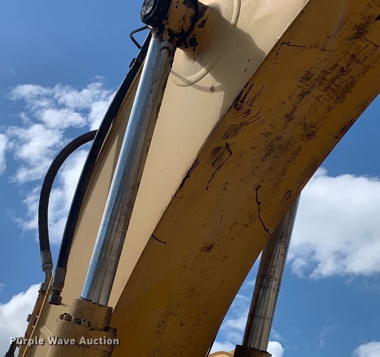 image for item LH9549 2001 John Deere 200LC  excavator