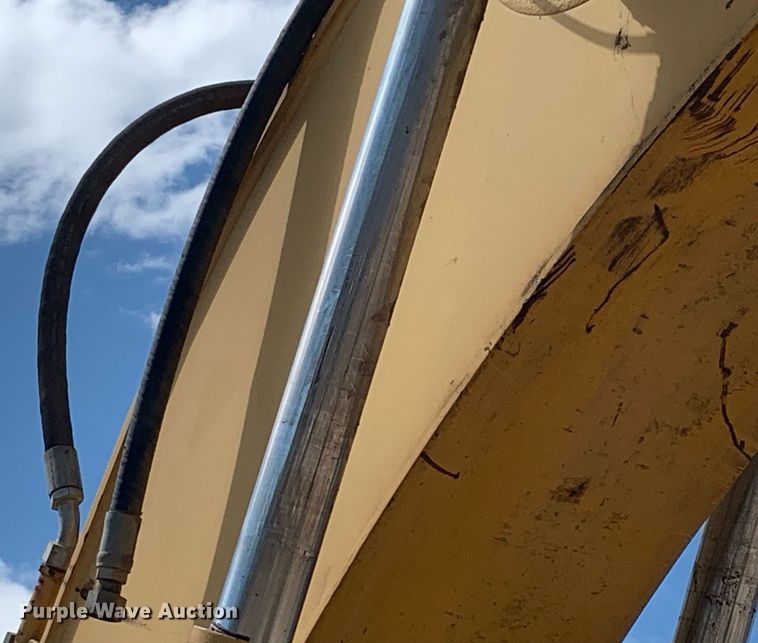 image for item LH9549 2001 John Deere 200LC  excavator