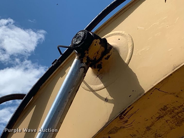 image for item LH9549 2001 John Deere 200LC  excavator