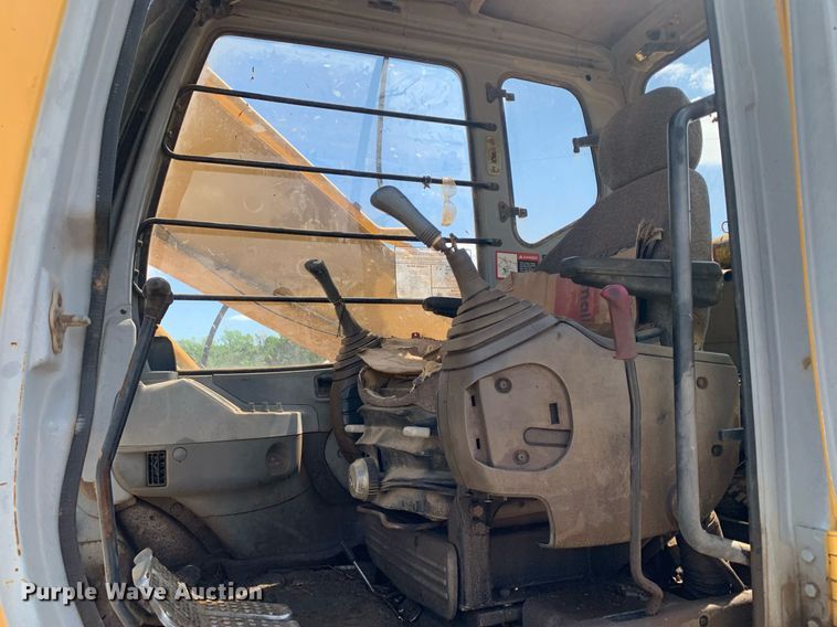 image for item LH9549 2001 John Deere 200LC  excavator