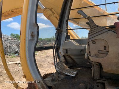 image for item LH9549 2001 John Deere 200LC  excavator