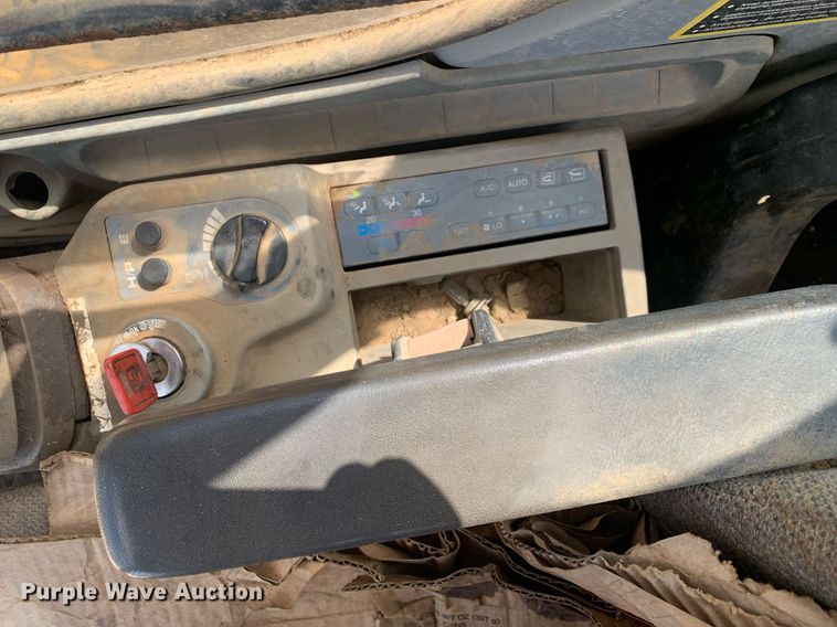 image for item LH9549 2001 John Deere 200LC  excavator