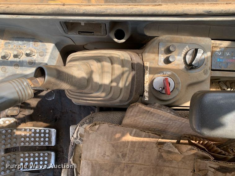 image for item LH9549 2001 John Deere 200LC  excavator