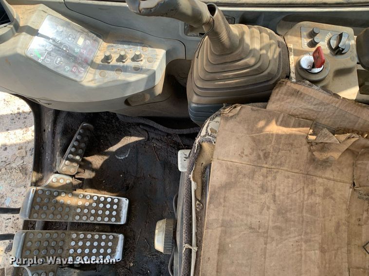 image for item LH9549 2001 John Deere 200LC  excavator