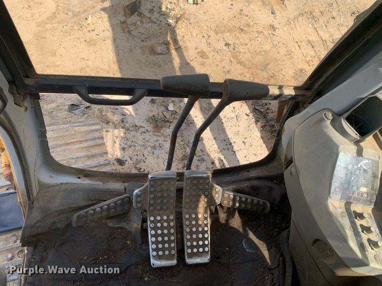 image for item LH9549 2001 John Deere 200LC  excavator