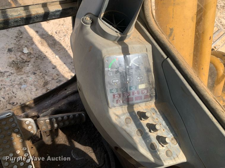 image for item LH9549 2001 John Deere 200LC  excavator