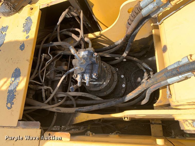 image for item LH9549 2001 John Deere 200LC  excavator