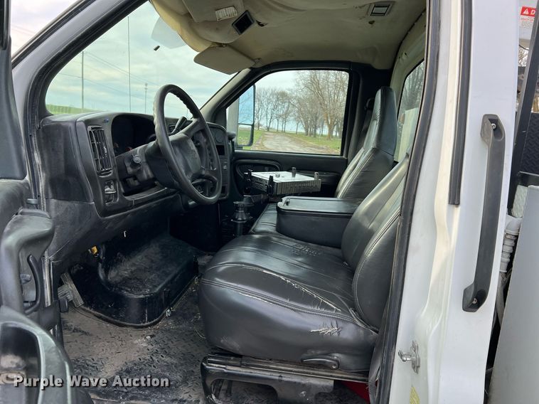image for item LI9572 2007 Chevrolet C5500  utility / service truck